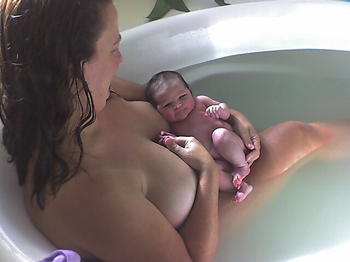 мама с ребенком купается